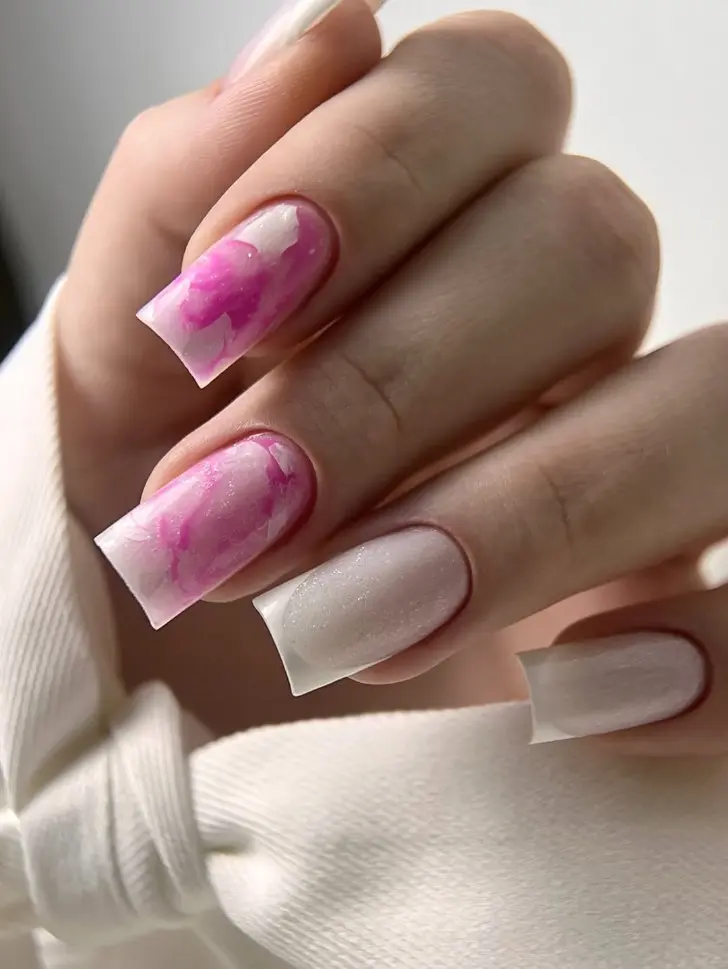 Женственный дизайн с розовыми и серыми квадратными ногтями