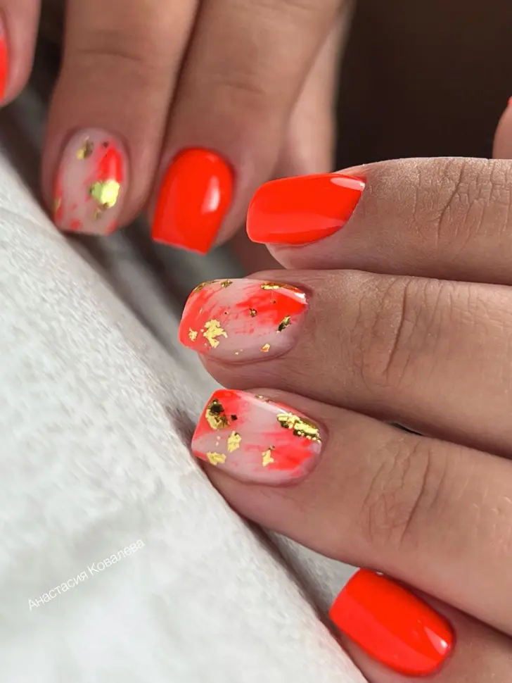 Живописный красный маникюр на весну с брызгами и красной фольгой
