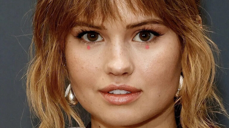 16 причесок с естественным объемом для прямых волос, которые легко расчесываются