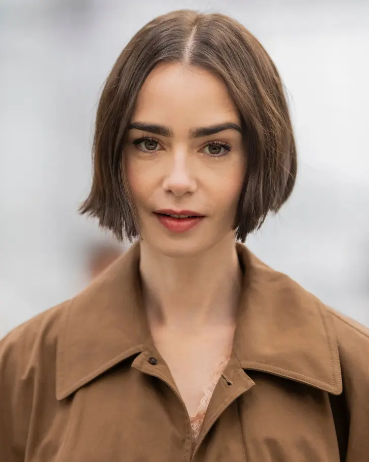 Аккуратная стирающая возраст стрижка каре с тонкими волосами