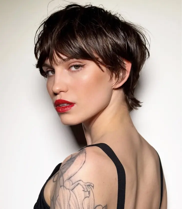 Аккуратно уложенный пикси боб с длинной челкой на тонких волосах