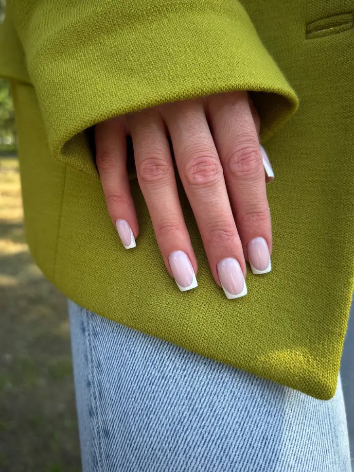 Аккуратный белый френч с молочной основой на квадратных ногтях