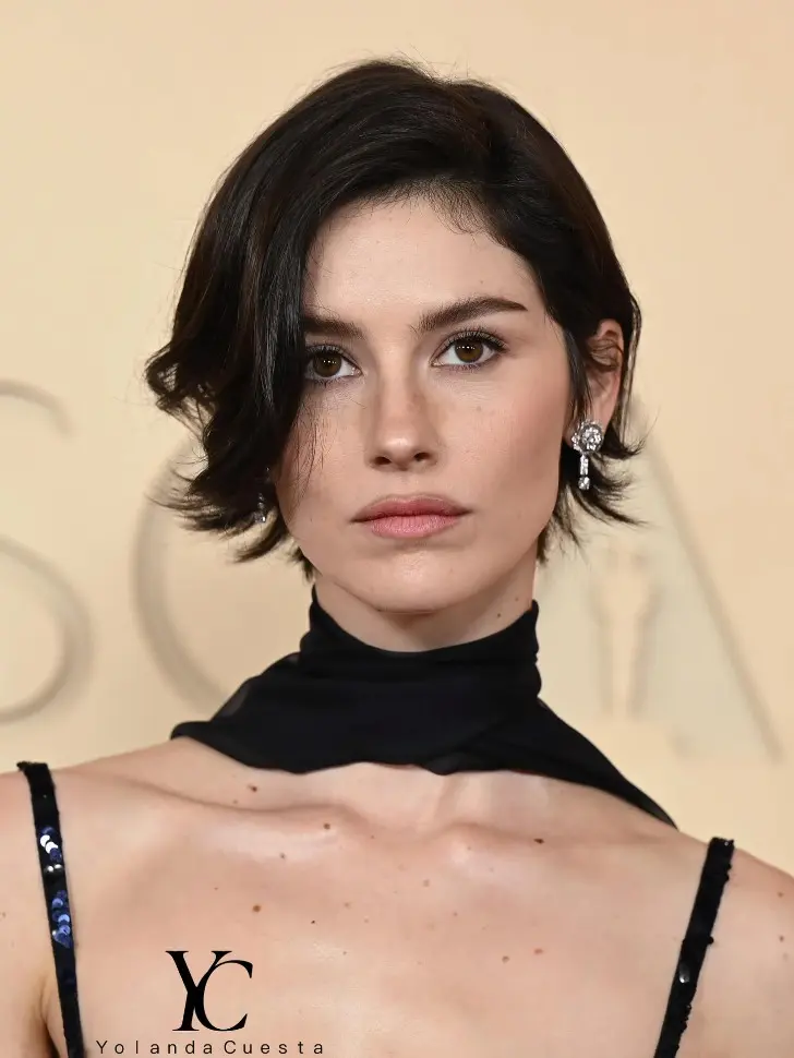 Асимметричная стрижка бикси стирающая возраст с длинной косой челкой