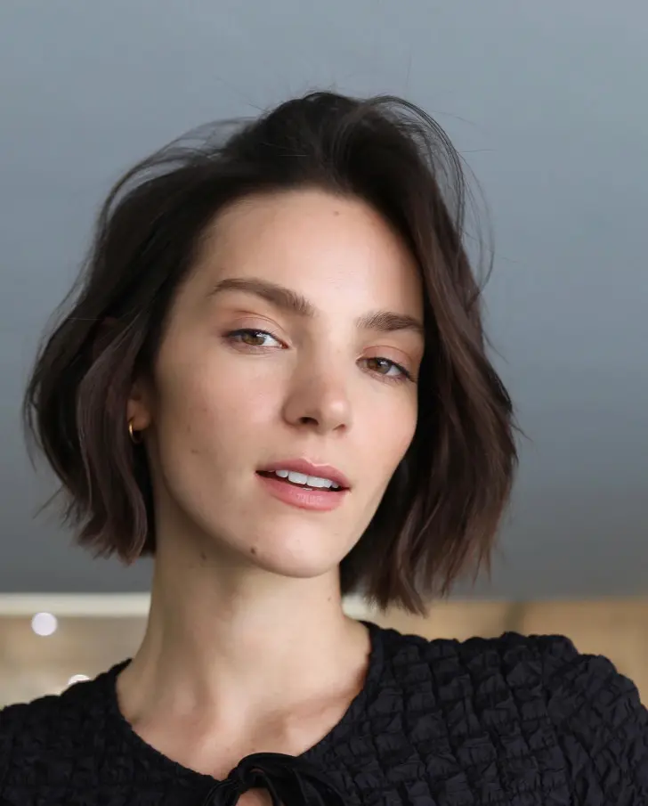 Асимметричная стрижка боб с боковым пробором