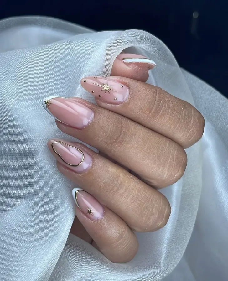 Белый френч на 8 марта с золотой звездой абстрактным овалом и точками