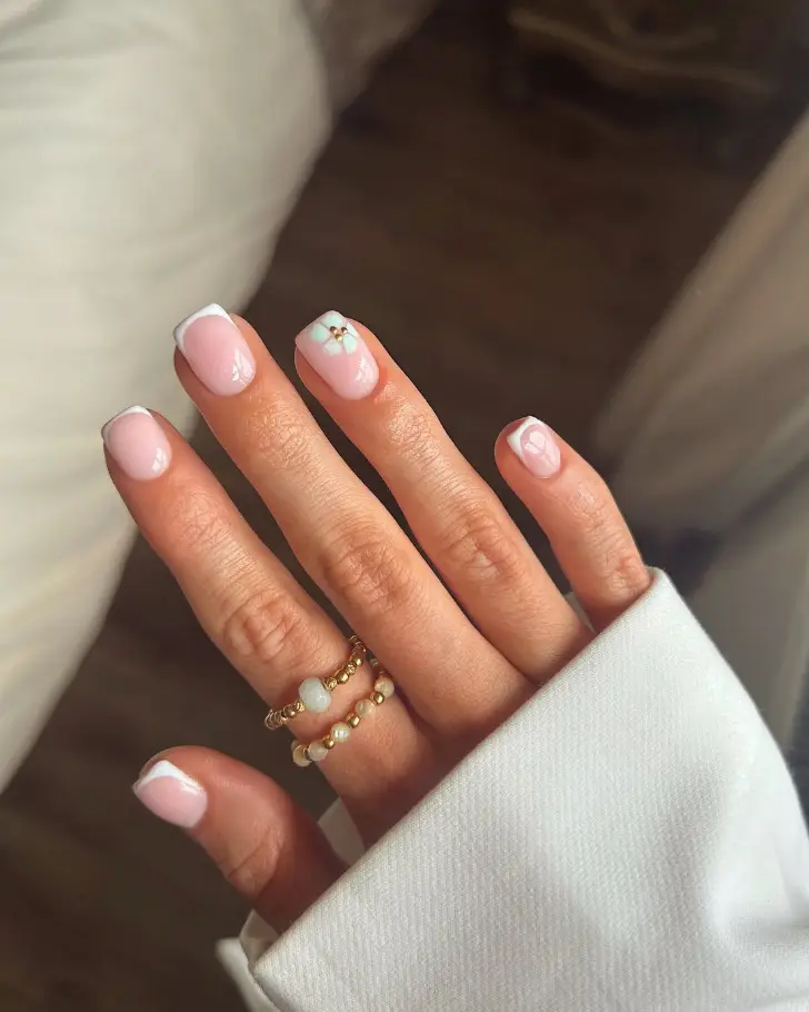 Белый френч на коротких ногтях с бирюзовым цветком