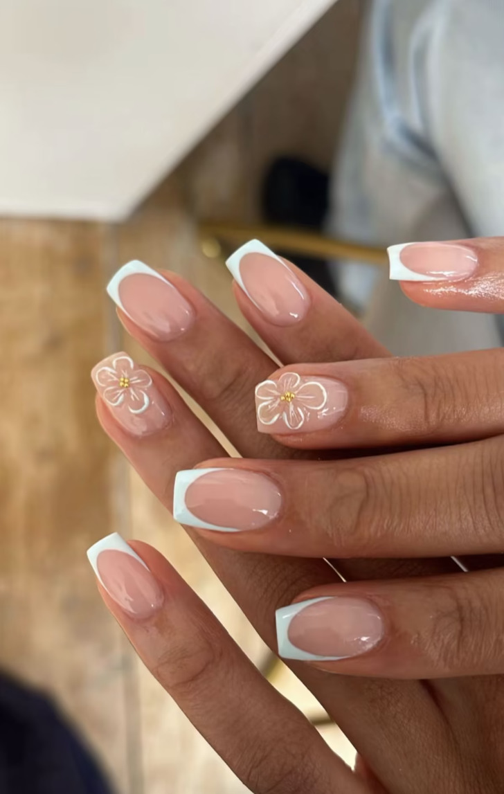 Белый френч с белым цветочным узором на квадратных ногтях