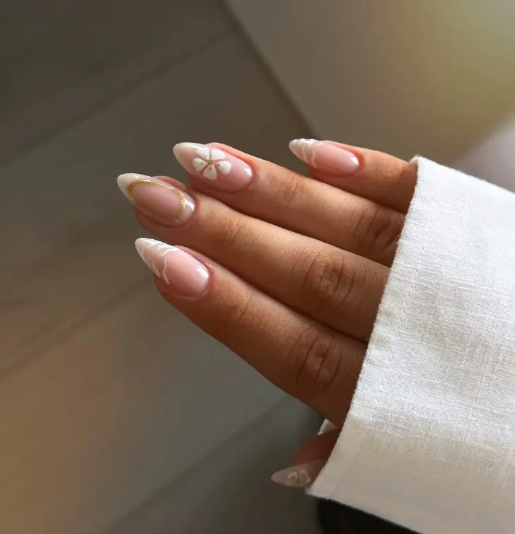 Белый френч с большими цветами на миндальных светлых ногтях