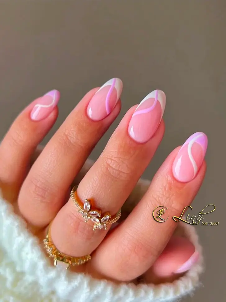 Белый френч с нежной волной подчеркивающий красоту рук