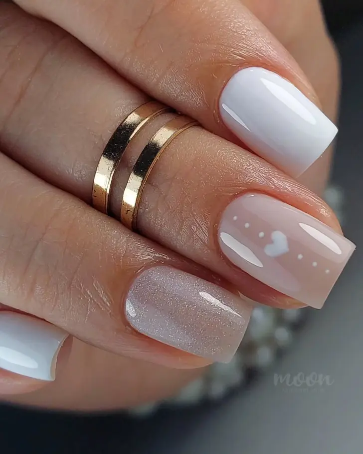 Белый маникюр с мини сердцем и легким блеском