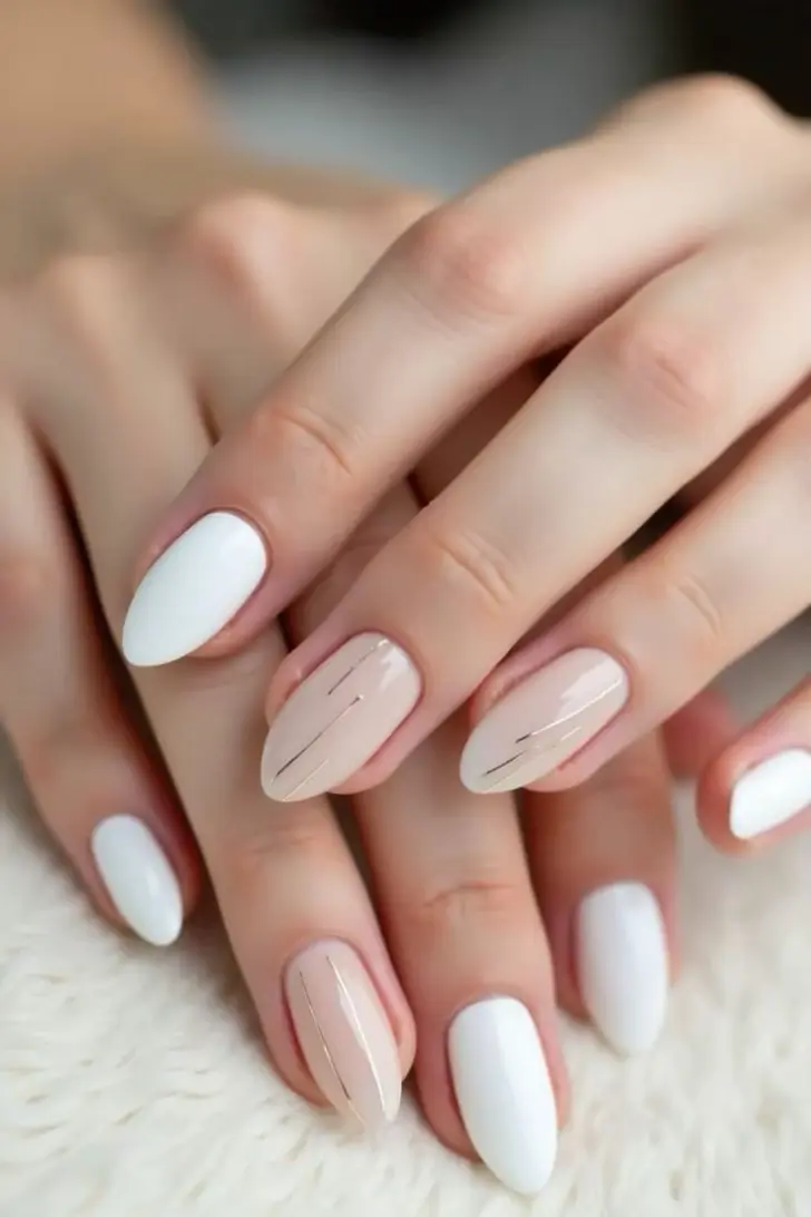Белый миндальный маникюр с золотыми диагональными линиями
