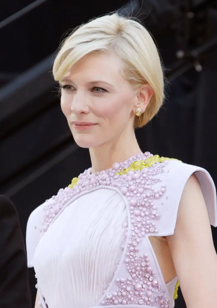 Безупречная короткая стрижка на светлых волосах с челкой