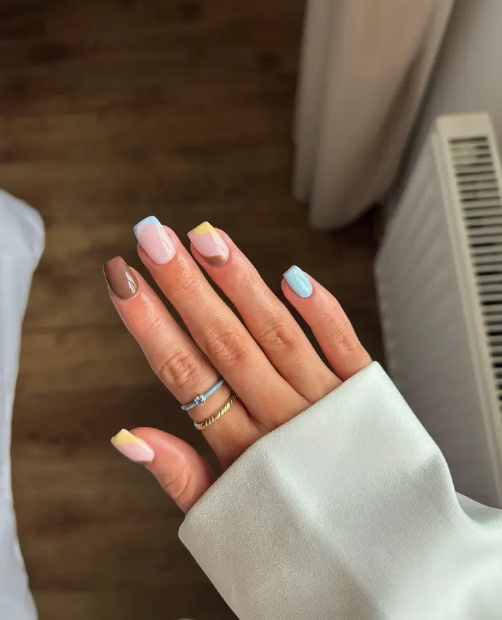 Бирюзово желтый френч на коротких ногтях с добавлением коричневого