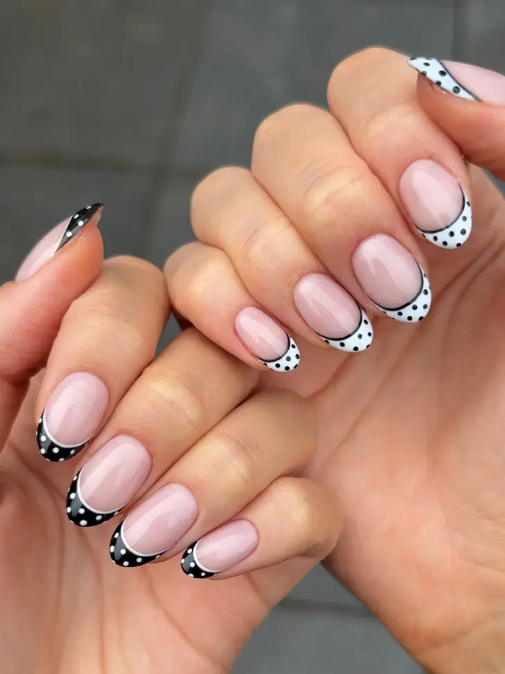 Черно белый френч с изящными точками