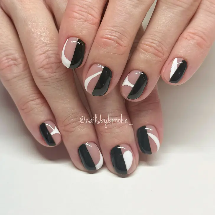 Черно белый короткий маникюр с весенним шиком