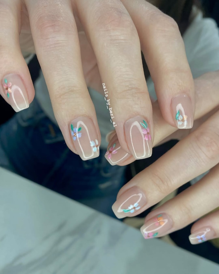 Чистые ногти с блеском и весенним разноцветным цветочным дизайном