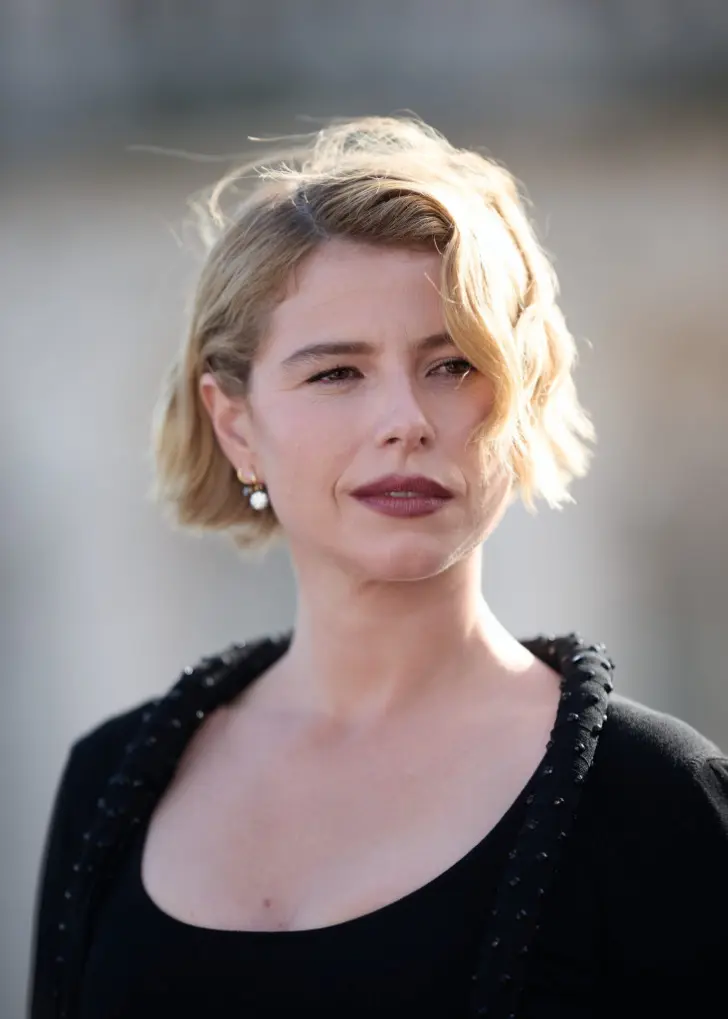 Дерзкая стрижка с объемом на макушке и немного растрепанными волосами