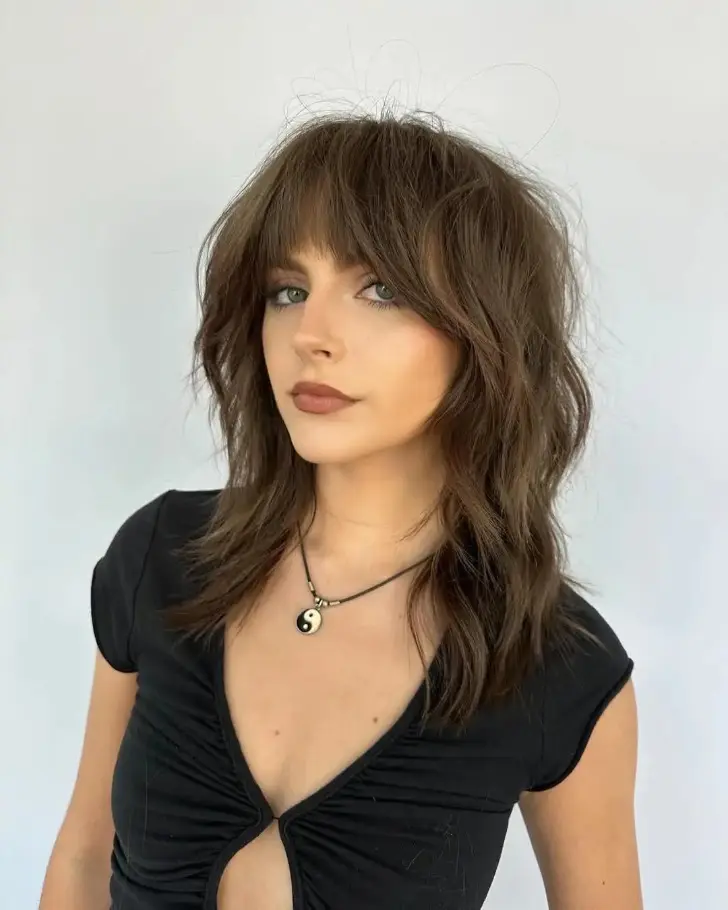Элегантная шегги чуть ниже плеч с челкой и обрамляющими лицо прядями