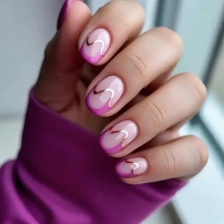 Фиолетовый френч на 8 марта с золотой волной