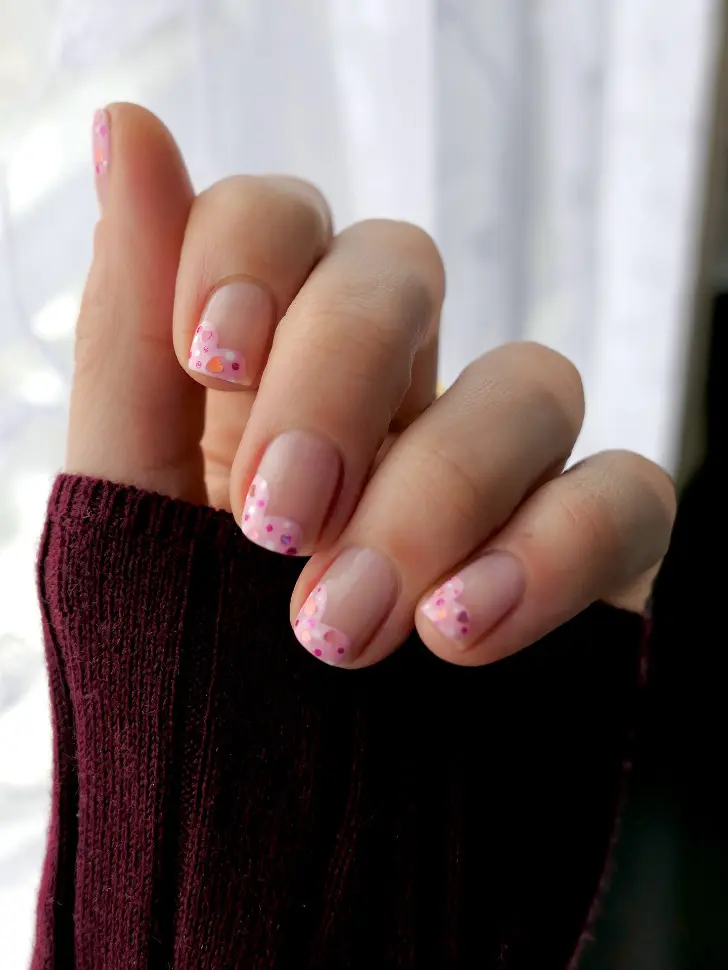 Френч с нежным сердцем внутри которого более яркие мини сердечки