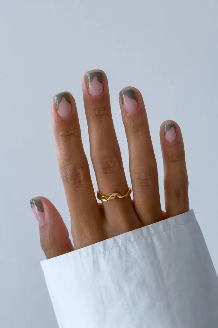 Френч в форме волны на коротких ногтях