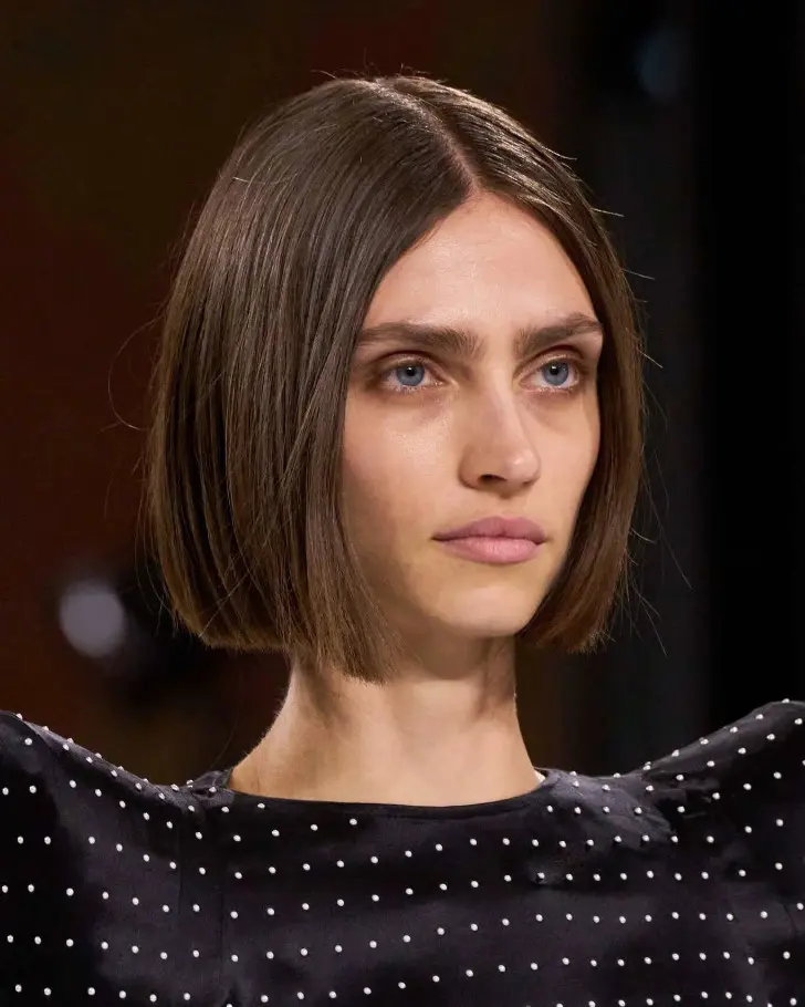 Гладкая стрижка боб с пробором по центру