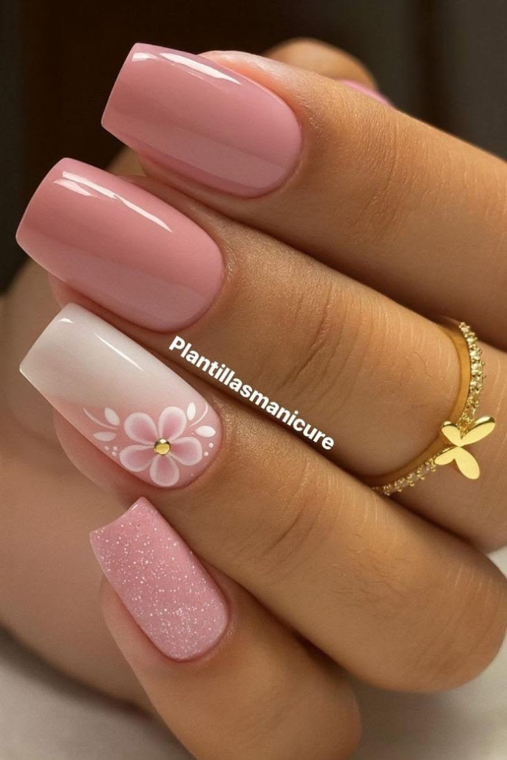 Грязно розовый маникюр с весенним цветком и блестящим ногтем