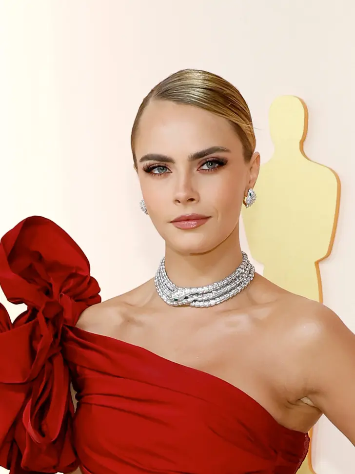 Кара Делевинь с аккуратной прической с низким пучком