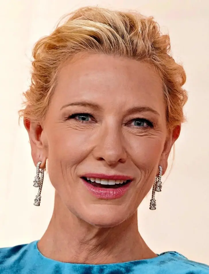 Кейт Бланшетт с романтичной естественной прической с пучком