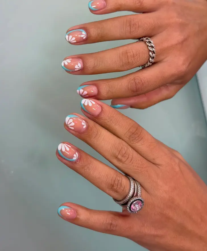 Короткий бирюзовый френч перетекающий в белую ромашку на 8 марта