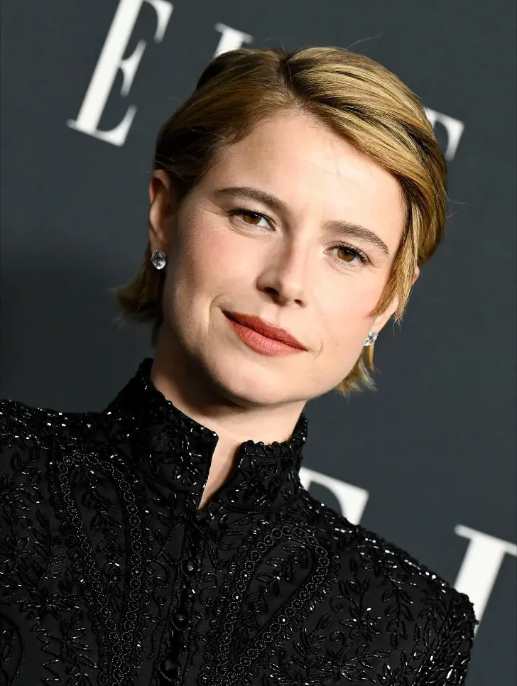 Короткая мелированная и стирающая возраст стрижка с боковым пробором