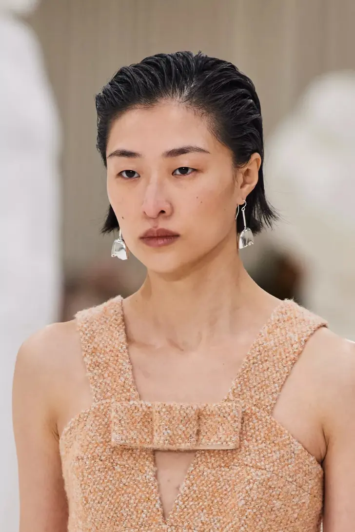 Короткая стрижка с мокрым эффектом и волосами зачесанными назад