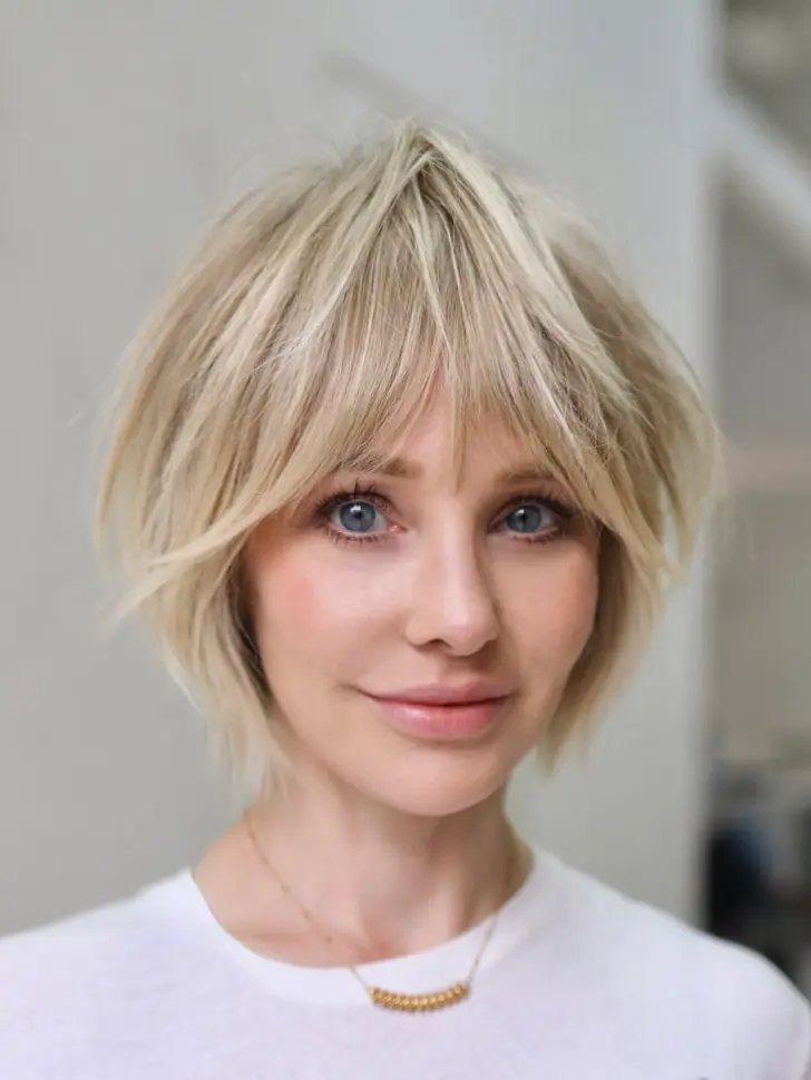 Короткая стрижка с объемом на макушке и тонкой динамичной челкой