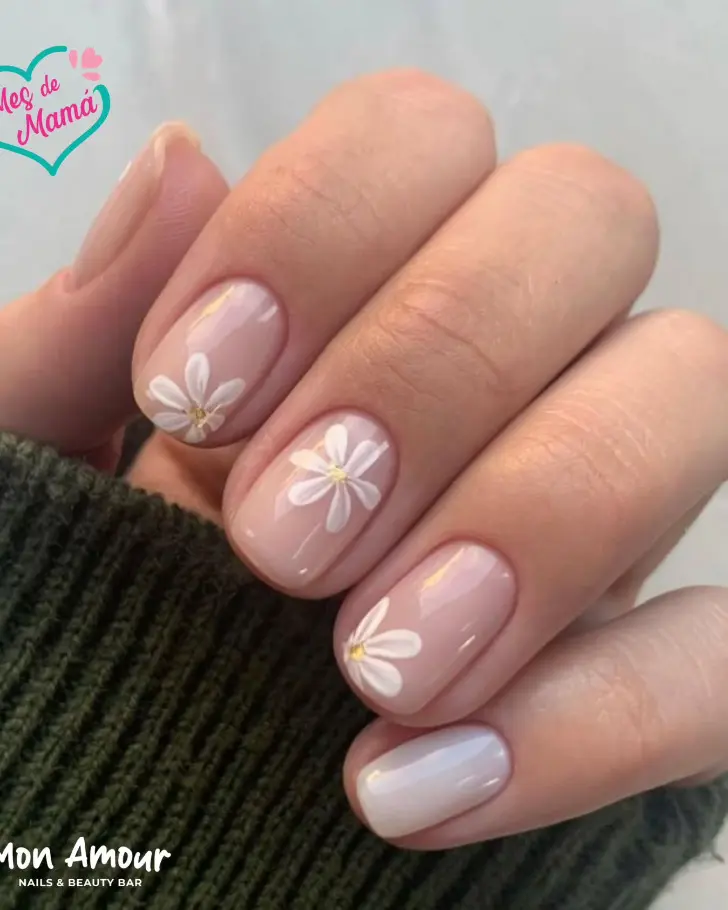 Короткие натуральные ногти с изящными ромашками