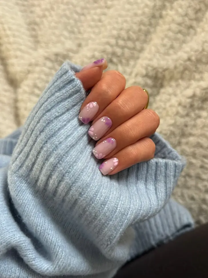 Короткие ногти с лиловыми и бледно розовыми цветами