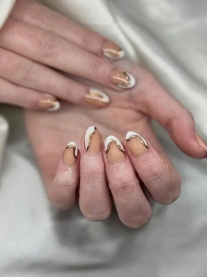 Короткий белый френч волнообразной формы с золотым подчеркиванием