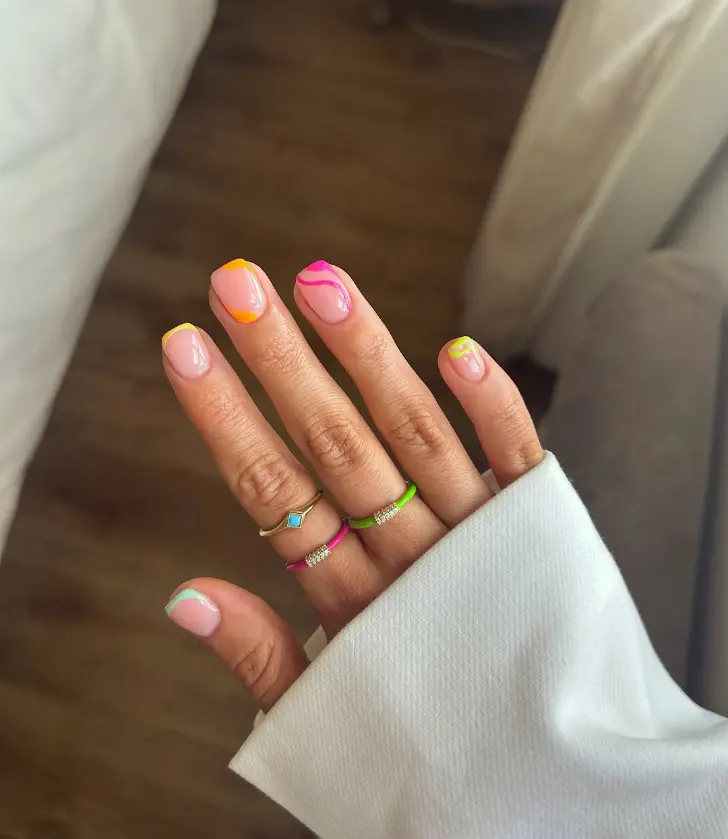 Короткий квадратный маникюр с яркими разноцветными акцентами