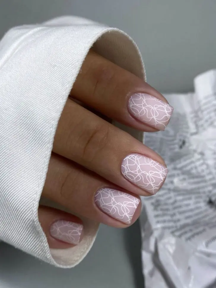 Короткий маникюр с белыми переплетающимися тонкими линиями