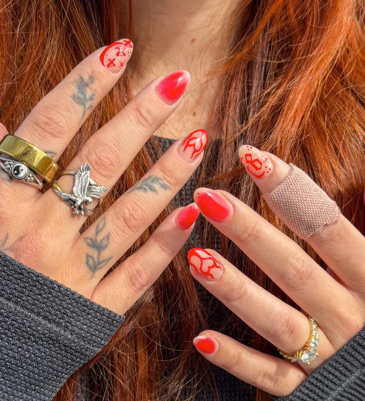 Короткий маникюр с сердцами в пламени
