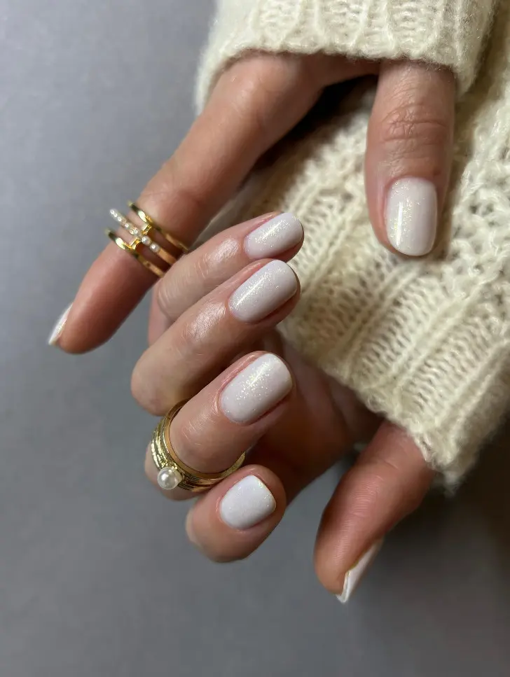 Короткий молочный маникюр с покрытием из микро блесток