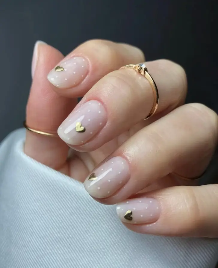 Короткий натуральный маникюр с белыми точками и золотыми сердечками