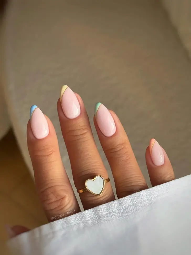 Косой френч в пастельных тонах и золотой линией подчеркивающий красоту рук