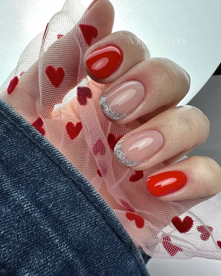 Красные ногти и серебряный френч с натуральной основой