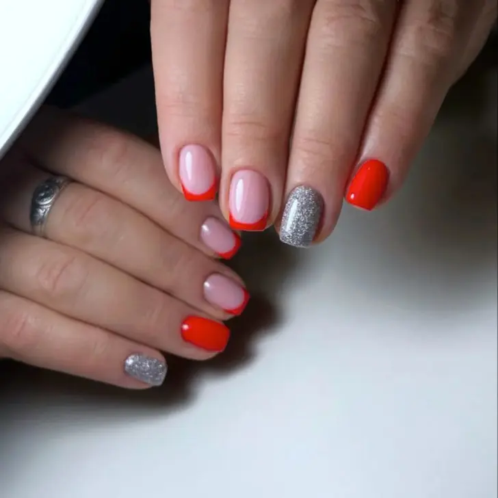 Красный френч с акцентными серебряными ногтями на 8 марта