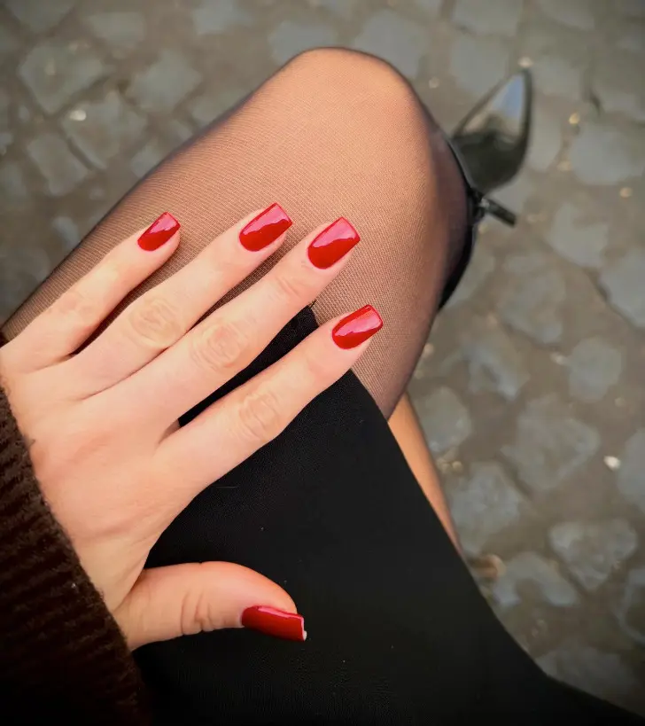 Красный квадратный короткий маникюр