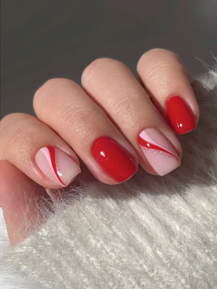 Красный маникюр с розово блестящей волной
