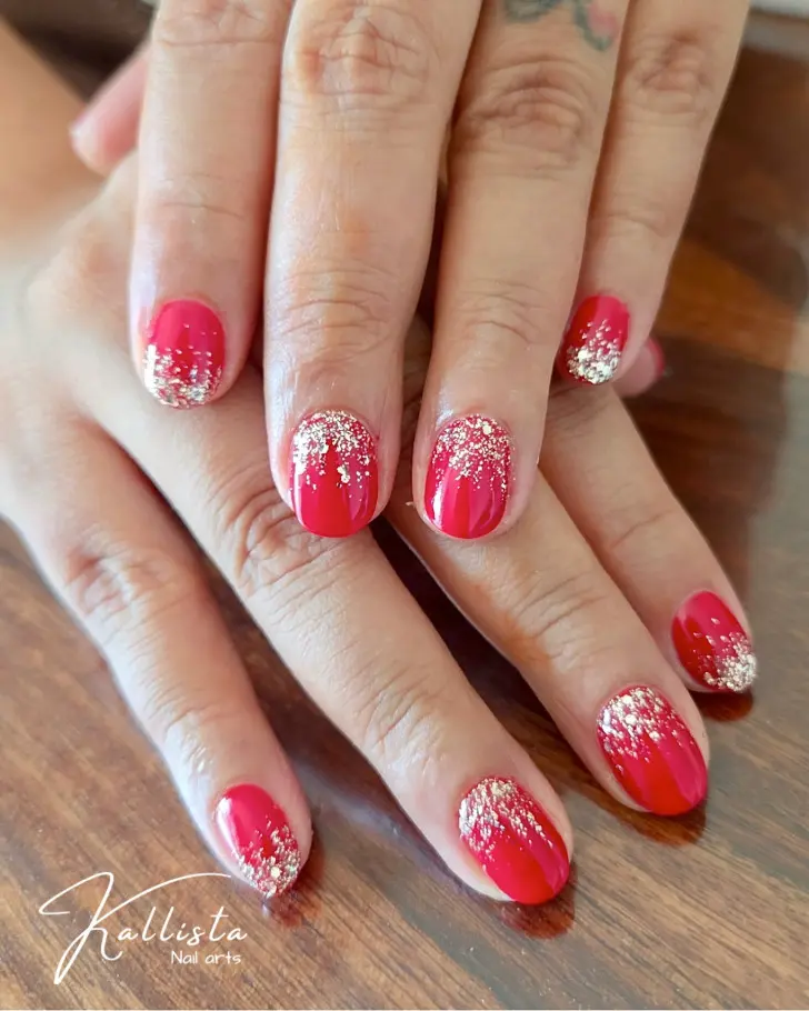 Красный маникюр с золотой фольгой на каждом ногте