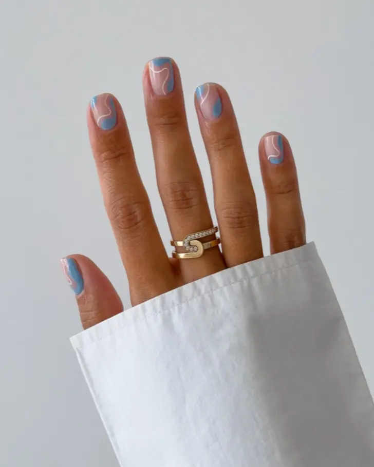 Квадратные ногти с синими волнами и белыми линиями