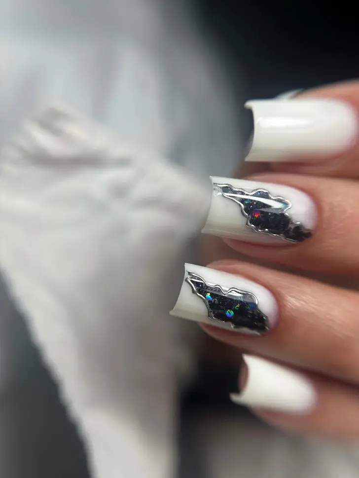 Квадратный белый маникюр с целой галактикой в разрезе