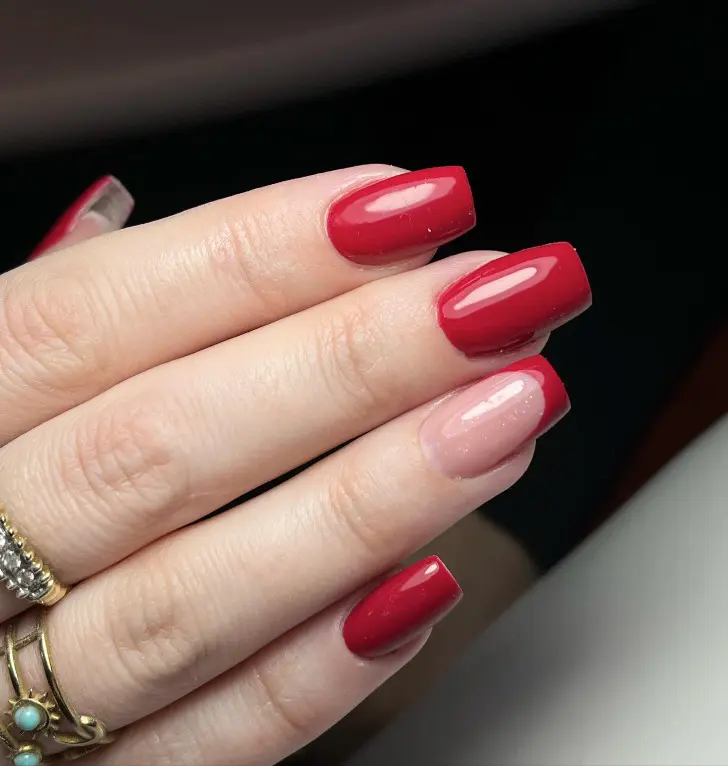 Квадратный красный маникюр с френчем с блестящей основой